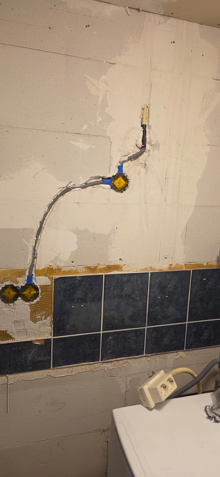 Werk in uitvoering: gefreesde sleuven, leidingen en inbouwdozen voor stopcontacten en schakelaars